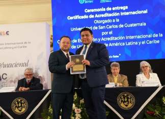 Byran Fuentes Paz, jefe del Departamento de Registro y Estadística de la Universidad de San Carlos de Guatemala, junto a Walter Mazariegos. Foto: Usac
