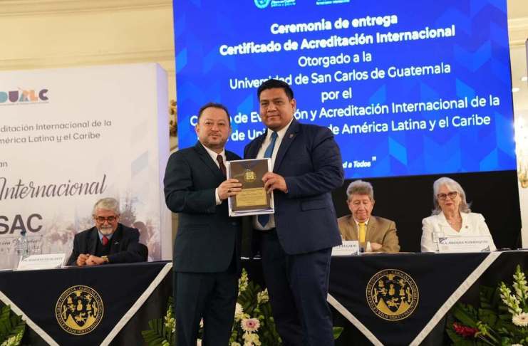 Byran Fuentes Paz, jefe del Departamento de Registro y Estadística de la Universidad de San Carlos de Guatemala, junto a Walter Mazariegos. Foto: Usac