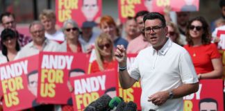 Burnham promete un nuevo modelo político y económico para el Reino Unido Burnham anunció un plan de acción de diez años en el que el foco estará en dar a la gente algún respiro y alguna ayuda con el coste de la vida. Foto La Hora: EFE