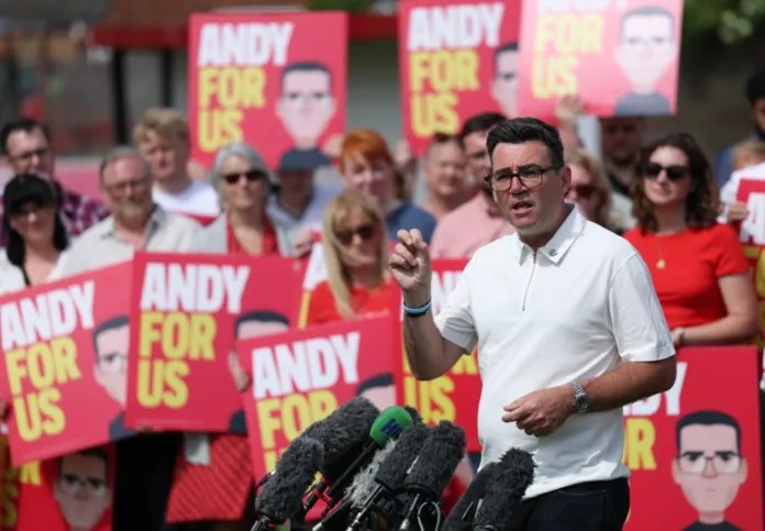 burnham gobierno britanico Burnham anunció un plan de acción de diez años en el que el foco estará en dar a la gente algún respiro y alguna ayuda con el coste de la vida. Foto La Hora: EFE