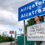 Fotografía de archivo de protestas a las afueras del clausurado centro migratorio "Alligator Alcatraz". Foto La Hora: EFE