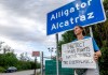 Fotografía de archivo de protestas a las afueras del clausurado centro migratorio "Alligator Alcatraz". Foto La Hora: EFE