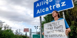Familias denuncian abusos que recibieron migrantes que fueron trasladados de «Alligator Alcatraz» a Miami Fotografía de archivo de protestas a las afueras del clausurado centro migratorio "Alligator Alcatraz". Foto La Hora: EFE