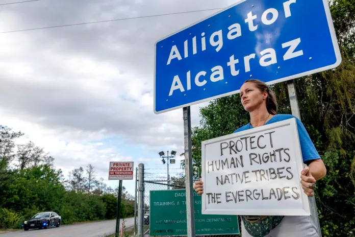 Familias denuncian abusos contra migrantes trasladados de 'Alligator Alcatraz' a Miami Fotografía de archivo de protestas a las afueras del clausurado centro migratorio