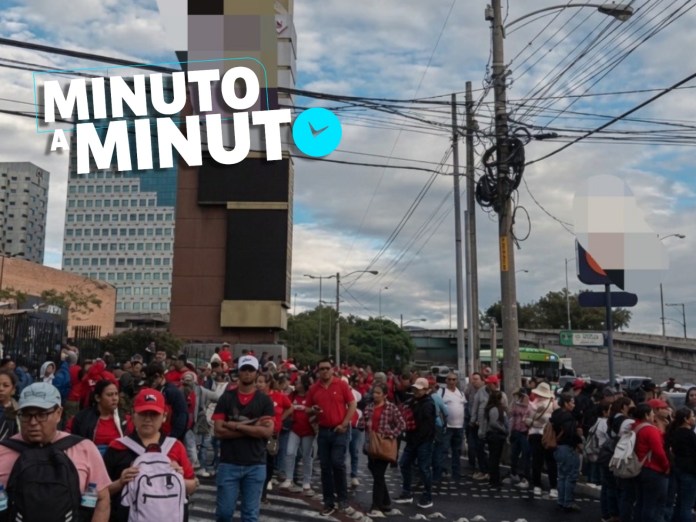 La manifestación de los salubristas interrumpe un carril de la Calzada Roosevelt en dirección a la capital. Foto La Hora: A. Montejo.