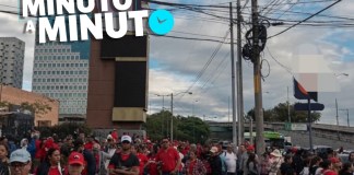 La manifestación de los salubristas interrumpe un carril de la Calzada Roosevelt en dirección a la capital. Foto La Hora: A. Montejo.