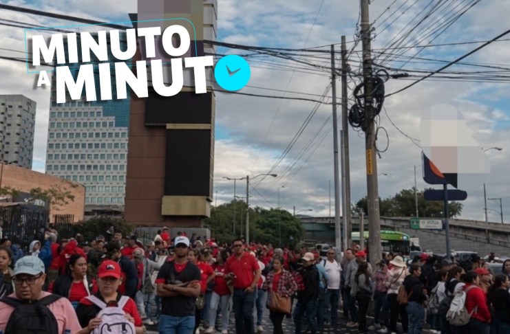 La manifestación de los salubristas interrumpe un carril de la Calzada Roosevelt en dirección a la capital. Foto La Hora: A. Montejo.