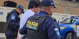 Muerte de exviceministro: abogado de su hijo señalado alega episodios psicóticos El Juzgado de Turno aplazó la audiencia de primera declaración en contra de Camilo Calvo señalado de parricido para que sea evaluado por Inacif. Foto La Hora: PNC