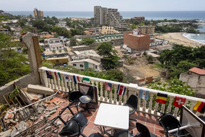 La catástrofe sacude la nueva era económica de Venezuela Los devastadores terremotos en Venezuela han reducido hasta cuatro puntos las previsiones independientes de crecimiento para este año, que oscilaban entre un 4 % y un 8 %, y han sacudido el proceso económico que comenzó tras la captura de Nicolás Maduro por parte de Estados Unidos en enero pasado. Foto La Hora: EFE