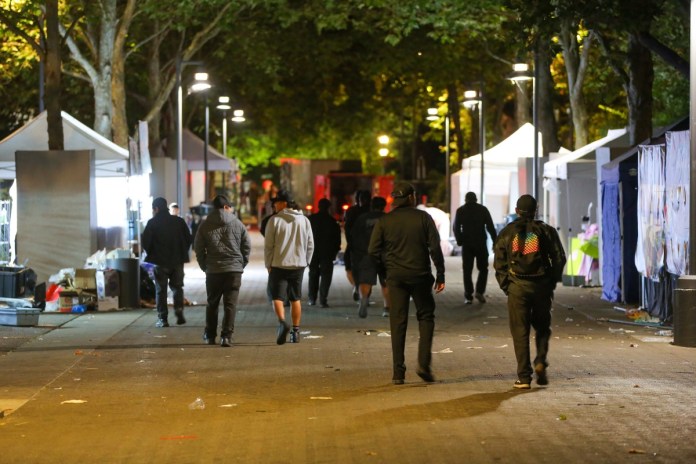 Un grupo de personas fue captado el pasado 26 de julio al abandonar el festival gastronómico Bite of Seattle, en la zona del Seattle Center, que fue escena de un tiroteo que dejó tres personas muertas y cuatro más heridas. Foto La Hora: EFE