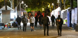 Un grupo de personas fue captado el pasado 26 de julio al abandonar el festival gastronómico Bite of Seattle, en la zona del Seattle Center, que fue escena de un tiroteo que dejó tres personas muertas y cuatro más heridas. Foto La Hora: EFE