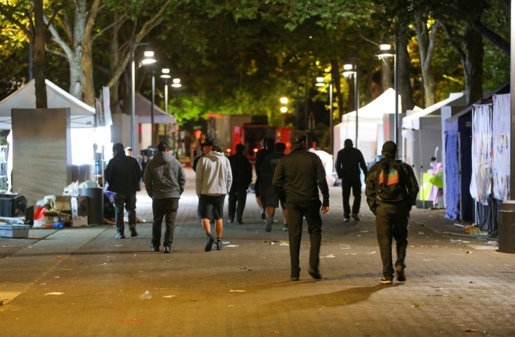 Un grupo de personas fue captado el pasado 26 de julio al abandonar el festival gastronómico Bite of Seattle, en la zona del Seattle Center, que fue escena de un tiroteo que dejó tres personas muertas y cuatro más heridas. Foto La Hora: EFE