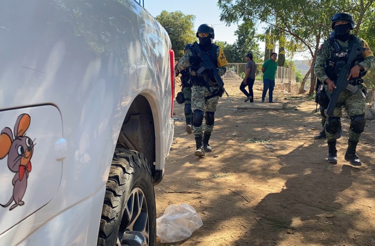 "Ricardo Ozuna Tirado, de 49 años, es identificado como uno de los principales líderes y operador financiero de una célula delictiva de Los Chapitos, en el municipio de La Cruz de Elota, en Sinaloa", informaron fuentes federales a EFE.