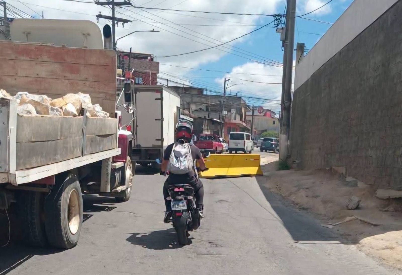 La disminución de un carril ha afectado la circulación vehicular, ocasionando largas filas de vehículos, según usuarios.