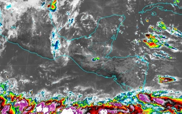 El paso de una onda del este continúa generando lluvias en el territorio nacional que sigue afectando el norte y el caribe. Foto La Hora: Insivumeh