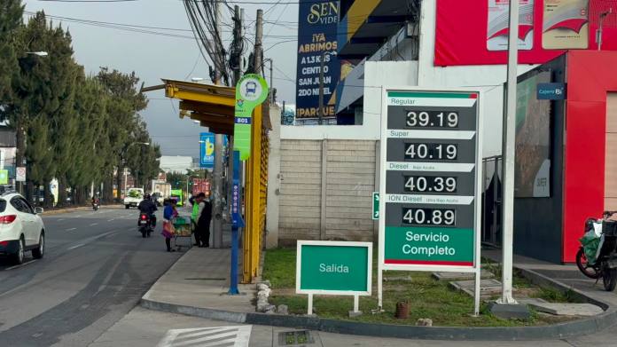 Precios de los combustibles se mantienen al alza, influenciados por los precios del petróleo. La Hora: Daniel López