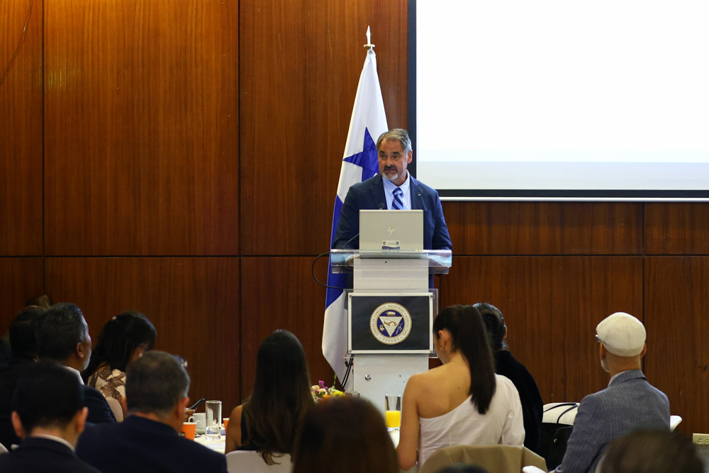 El director general de la Alianza Transnacional para Combatir el Comercio Ilícito (Tracit, por sus siglas en inglés), Jeffrey Hardy, durante la presentación del informe "Evaluación del desempeño de Centroamérica en el Índice de Comercio Ilícito". Foto La Hora: EFE