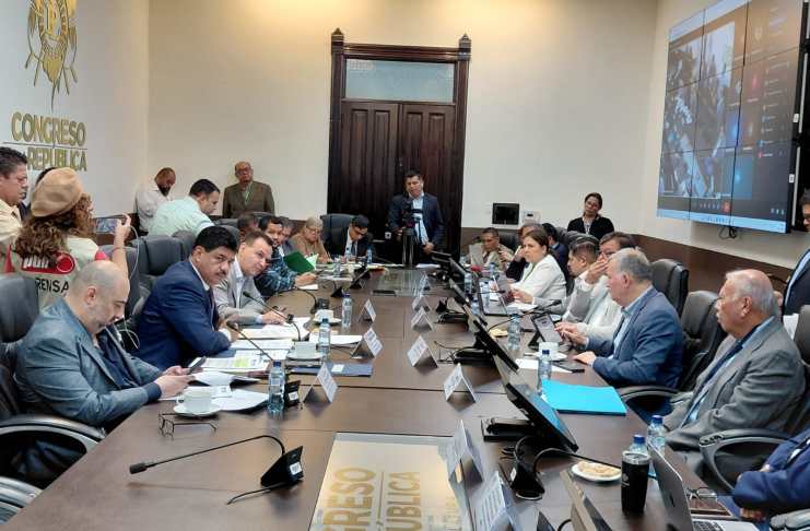 La comisión de Energía se reunió con representantes del sector de energía para explicar los procesos y proyectos de energía. Foto La Hora