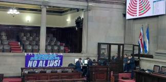 Alerta: eliminar el IUSI aumentará la influencia del crimen organizado expresa informe; analistas ven más propósito electoral Previo al inicio de la sesión, los partidos que buscan eliminar el IUSI portaron y colgaron mantas.