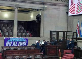 Previo al inicio de la sesión, los partidos que buscan eliminar el IUSI portaron y colgaron mantas.