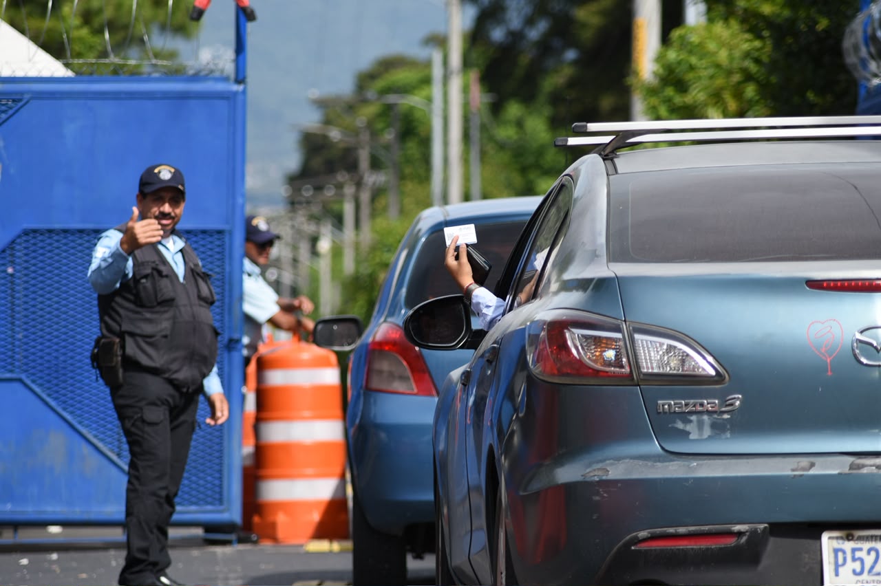 Antes de ingresar al campus central, los automovilistas deben identificarse con el personal de seguridad.