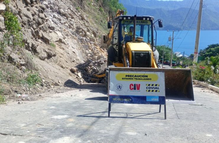 Sismo en Guatemala: Covial atiende derrumbes en carreteras del occidente Limpieza carreteras derrumbes San Pedro La Laguna