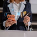 La banca en general se mantiene sana y robusta, según la Superintendencia de Bancos; sin embargo, el consumo de a través de tarjetas de crédito requiere atención. Foto La Hora: Shutterstock/THICHA SATAPITANON