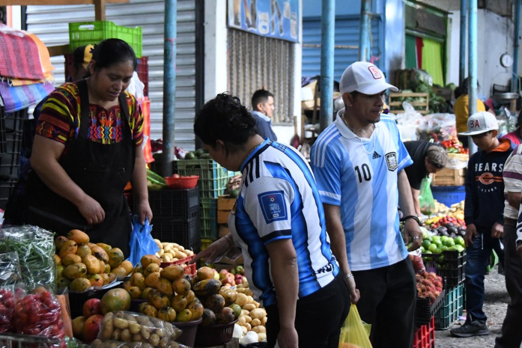 El fervor por Lionel Messi y la selección de Argentina se apoderó del mercado de La Terminal en la Ciudad de Guatemala. 