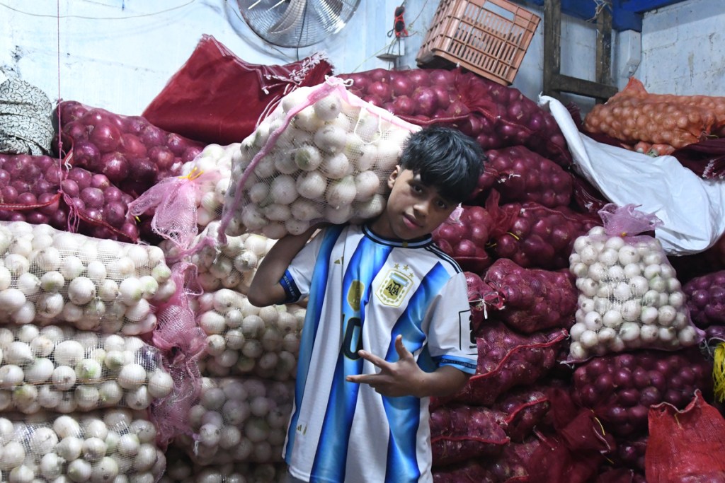 El fervor por Lionel Messi y la selección de Argentina se apoderó del mercado de La Terminal en la Ciudad de Guatemala. 