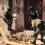 Integrantes de la Guardia Nacional de México remueven escombros provocados por el sismo de 7.4 registrado este viernes, en Tapachula (México). Foto La Hora: EFE