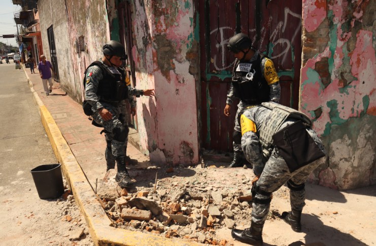 Sheinbaum afirma que no hay daños graves tras terremoto de 7.4, pero se mantienen protocolos de alerta Integrantes de la Guardia Nacional de México remueven escombros provocados por el sismo de 7.4 registrado este viernes, en Tapachula (México). Foto La Hora: EFE