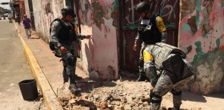 Sheinbaum afirma que no hay daños graves tras terremoto de 7.4, pero se mantienen protocolos de alerta Integrantes de la Guardia Nacional de México remueven escombros provocados por el sismo de 7.4 registrado este viernes, en Tapachula (México). Foto La Hora: EFE