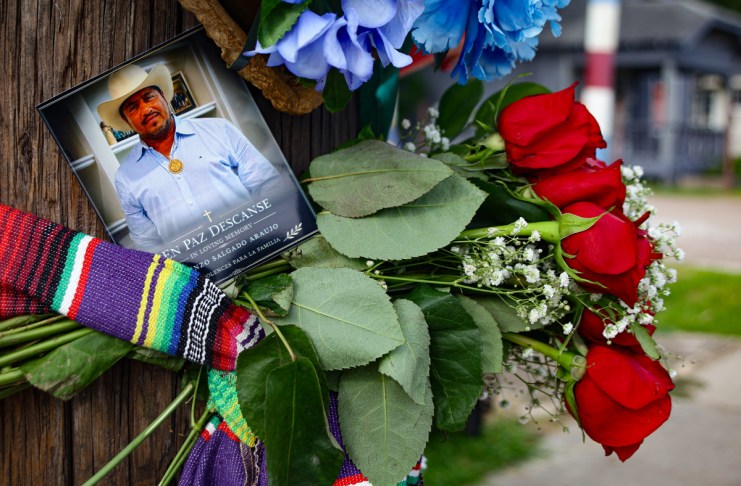 Fotografía que muestra una imagen de Lorenzo Salgado Araujo, inmigrante mexicano fallecido en un operativo de ICE, durante una manifestación contra las políticas migratorias ayer miércoles, en Houston. Foto La Hora: EFE