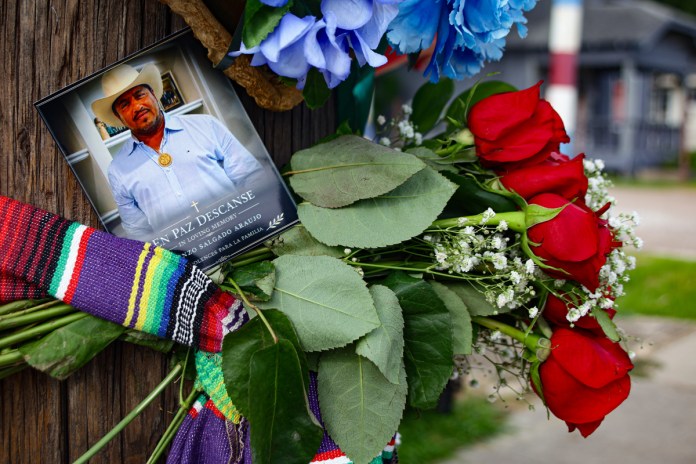 Familia de migrante mexicano baleado por ICE en Texas sigue sin recibir cuerpo Fotografía que muestra una imagen de Lorenzo Salgado Araujo, inmigrante mexicano fallecido en un operativo de ICE, durante una manifestación contra las políticas migratorias ayer miércoles, en Houston. Foto La Hora: EFE