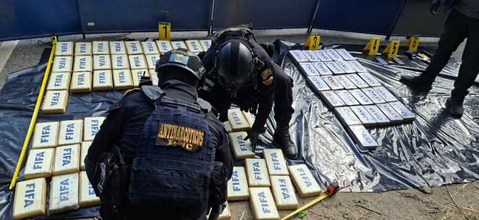Cuatro hombres fueron capturados, por su presunta vinculación en el traslado de un cargamento de cocaína en Zacapa.