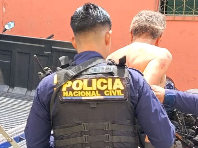 El capturado es presunto responsable de atacar con machete a su pareja y cuñada luego de una discusión. Foto La Hora: PNC