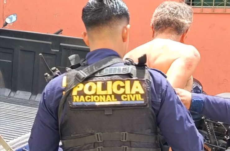 El capturado es presunto responsable de atacar con machete a su pareja y cuñada luego de una discusión. Foto La Hora: PNC