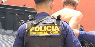 Detienen a hombre de 63 años con 9 antecedentes tras atacar a machetazos a su pareja y cuñada El capturado es presunto responsable de atacar con machete a su pareja y cuñada luego de una discusión. Foto La Hora: PNC