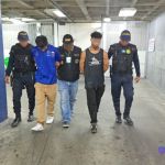 A los detenidos se les incautó dos armas de fuego, uno con reporte de robo en la zona 11 y dos granadas, tras un operativo en San Pedro Ayampuc. Foto La Hora: PNC