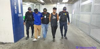 A los detenidos se les incautó dos armas de fuego, uno con reporte de robo en la zona 11 y dos granadas, tras un operativo en San Pedro Ayampuc. Foto La Hora: PNC