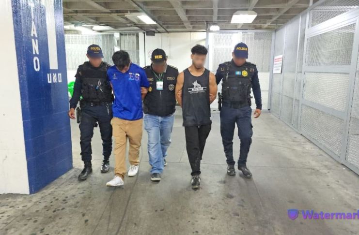 A los detenidos se les incautó dos armas de fuego, uno con reporte de robo en la zona 11 y dos granadas, tras un operativo en San Pedro Ayampuc. Foto La Hora: PNC