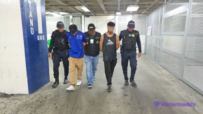 detenidos ms A los detenidos se les incautó dos armas de fuego, uno con reporte de robo en la zona 11 y dos granadas, tras un operativo en San Pedro Ayampuc. Foto La Hora: PNC