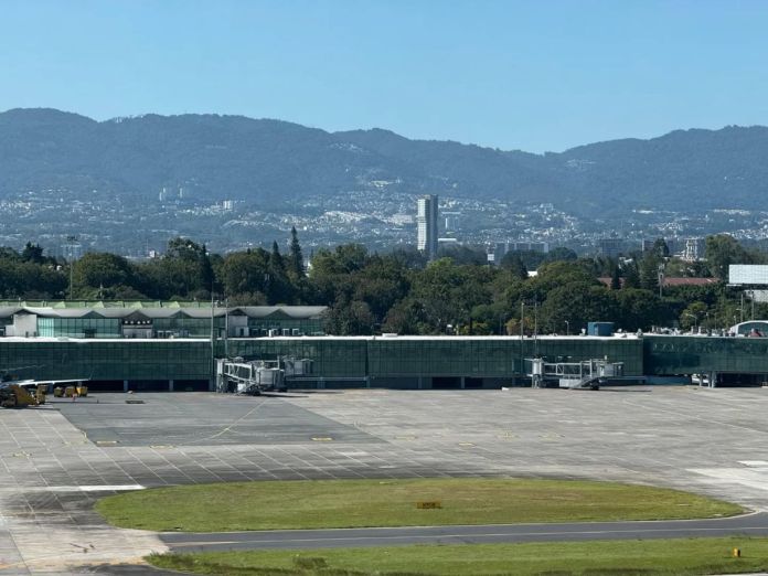 dgac agujeros malla perimetral Por recomendaciones de seguridad de la TSA, la DGAC cerró varios agujeros en el muro perimetral del aeropuerto donde visitantes toman fotografías. Foto La Hora: DGAC