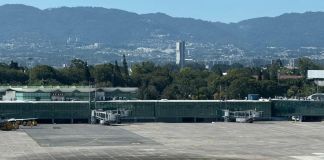 DGAC asegura que toma de fotografías en el aeropuerto sigue permitida tras sellar agujeros en malla perimetral Por recomendaciones de seguridad de la TSA, la DGAC cerró varios agujeros en el muro perimetral del aeropuerto donde visitantes toman fotografías. Foto La Hora: DGAC