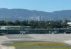 DGAC asegura que toma de fotografías en el aeropuerto sigue permitida tras sellar agujeros en malla perimetral Por recomendaciones de seguridad de la TSA, la DGAC cerró varios agujeros en el muro perimetral del aeropuerto donde visitantes toman fotografías. Foto La Hora: DGAC
