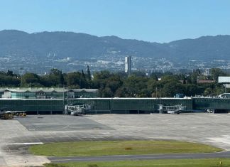 DGAC asegura que toma de fotografías en el aeropuerto sigue permitida tras sellar agujeros en malla perimetral Por recomendaciones de seguridad de la TSA, la DGAC cerró varios agujeros en el muro perimetral del aeropuerto donde visitantes toman fotografías. Foto La Hora: DGAC