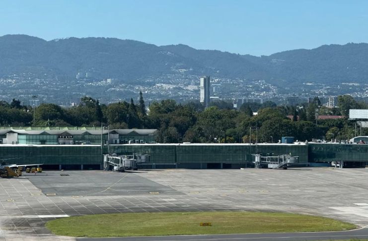 DGAC asegura que toma de fotografías en el aeropuerto sigue permitida tras sellar agujeros en malla perimetral Por recomendaciones de seguridad de la TSA, la DGAC cerró varios agujeros en el muro perimetral del aeropuerto donde visitantes toman fotografías. Foto La Hora: DGAC