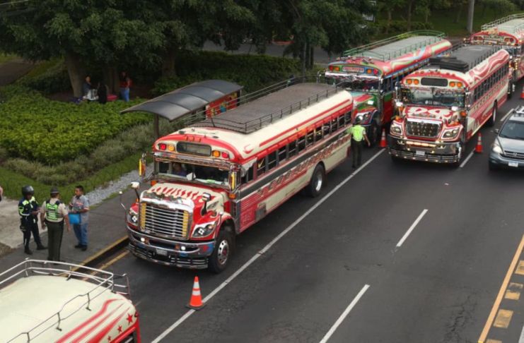 Imponen 25 sanciones a buses en la zona 13 por sobrecarga y documentos vencidos Las autoridades de la DGT informaron que con los operativos buscan que se brinde un buen servicio en el transporte público.