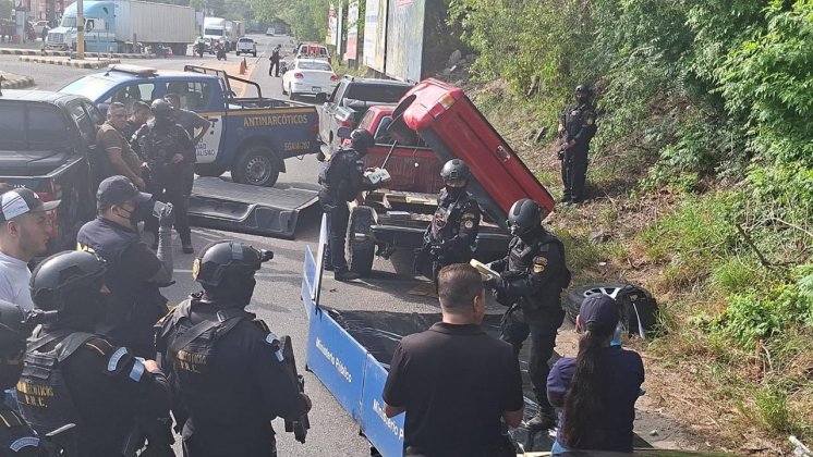 Paquetes con posibles ilícitos estaban disfrazados de productos de marca y ocultos en un picop