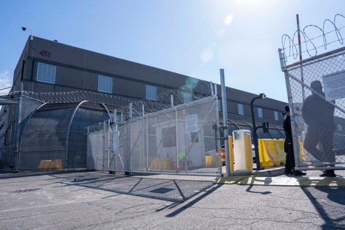 Archivo de agentes del Servicio de Inmigración y Control de Aduanas (ICE, por sus siglas en inglés) custodian el centro de detención de inmigrantes Delaney Hall en Nueva Jersey. Foto La Hora: EFE